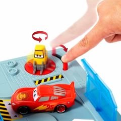Cars Disney Cruz Yarış Merkezi Oyun Seti HGV69