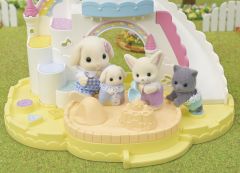 Sylvanian Families Anaokulu Havuzlu Şato
