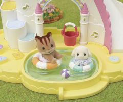 Sylvanian Families Anaokulu Havuzlu Şato