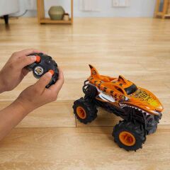Hot Wheels Monster Trucks Tiger Shark Uzaktan Kumandalı Araba 1:24 HNV03