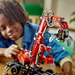 LEGO Technic Malzeme Elleçleyici 42144