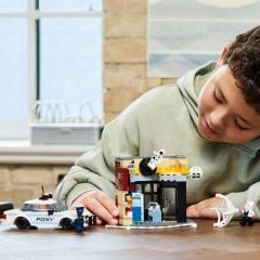 LEGO Marvel Spider-Verse Miles Morales Spot'a Karşı 76311
